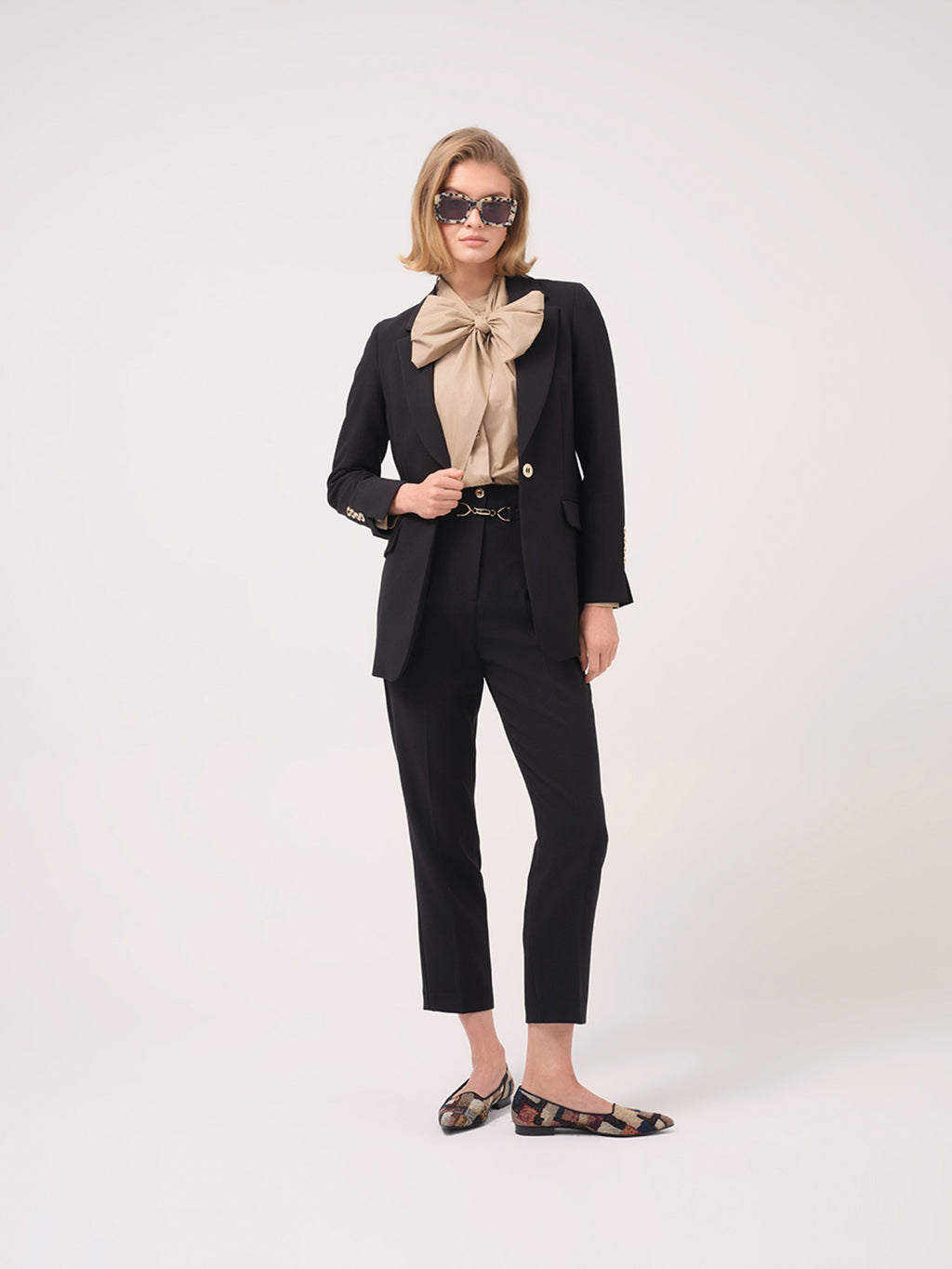 Calça Clássica com Cinto Decorativo — Cristina Barros | Preto