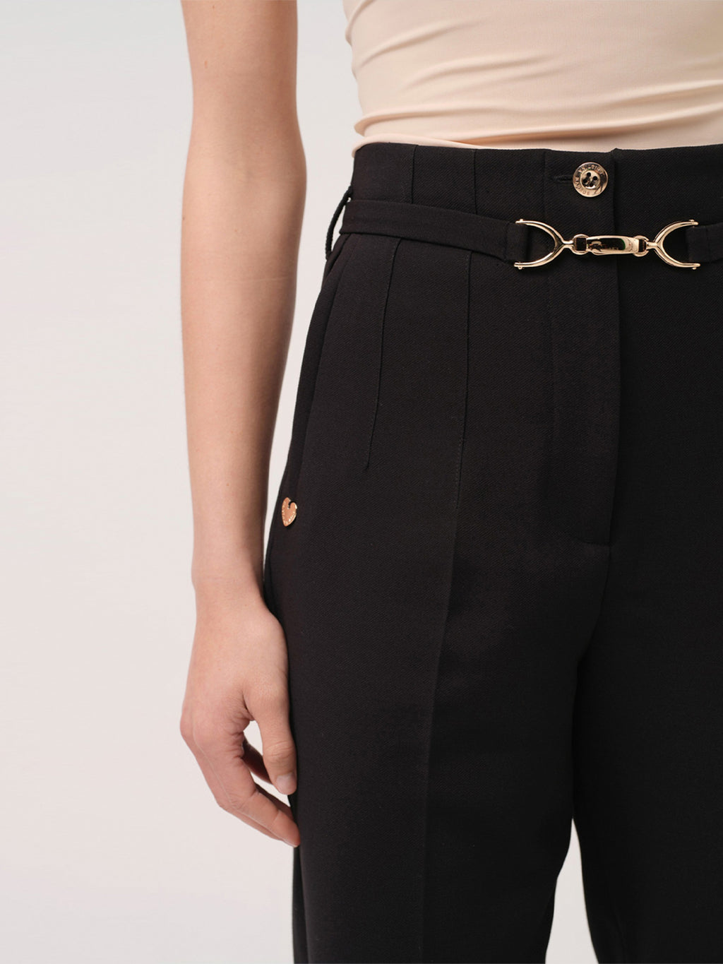 Calça Clássica com Cinto Decorativo — Cristina Barros | Preto