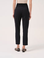 Calça clássica com cinto decorativo Cristina Barros na cor Preto, vista 2