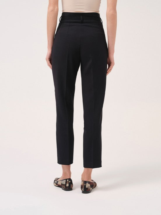 Calça clássica com cinto decorativo Cristina Barros na cor Preto, vista 2