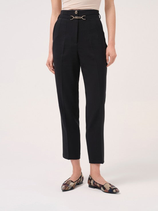 Calça clássica com cinto decorativo Cristina Barros na cor Preto