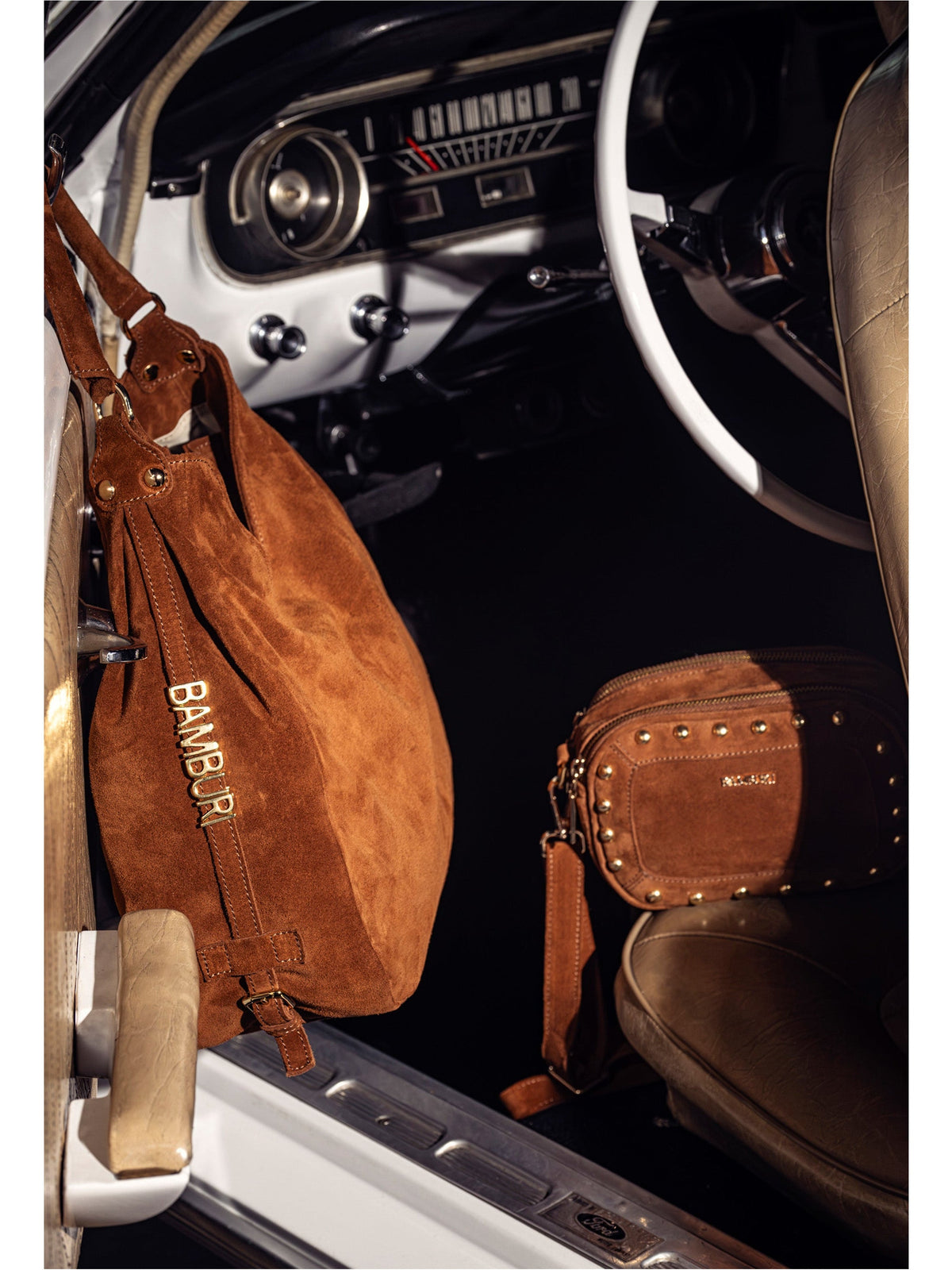 Mala hobo em camurça camel — Bamburi, catálogo FW26