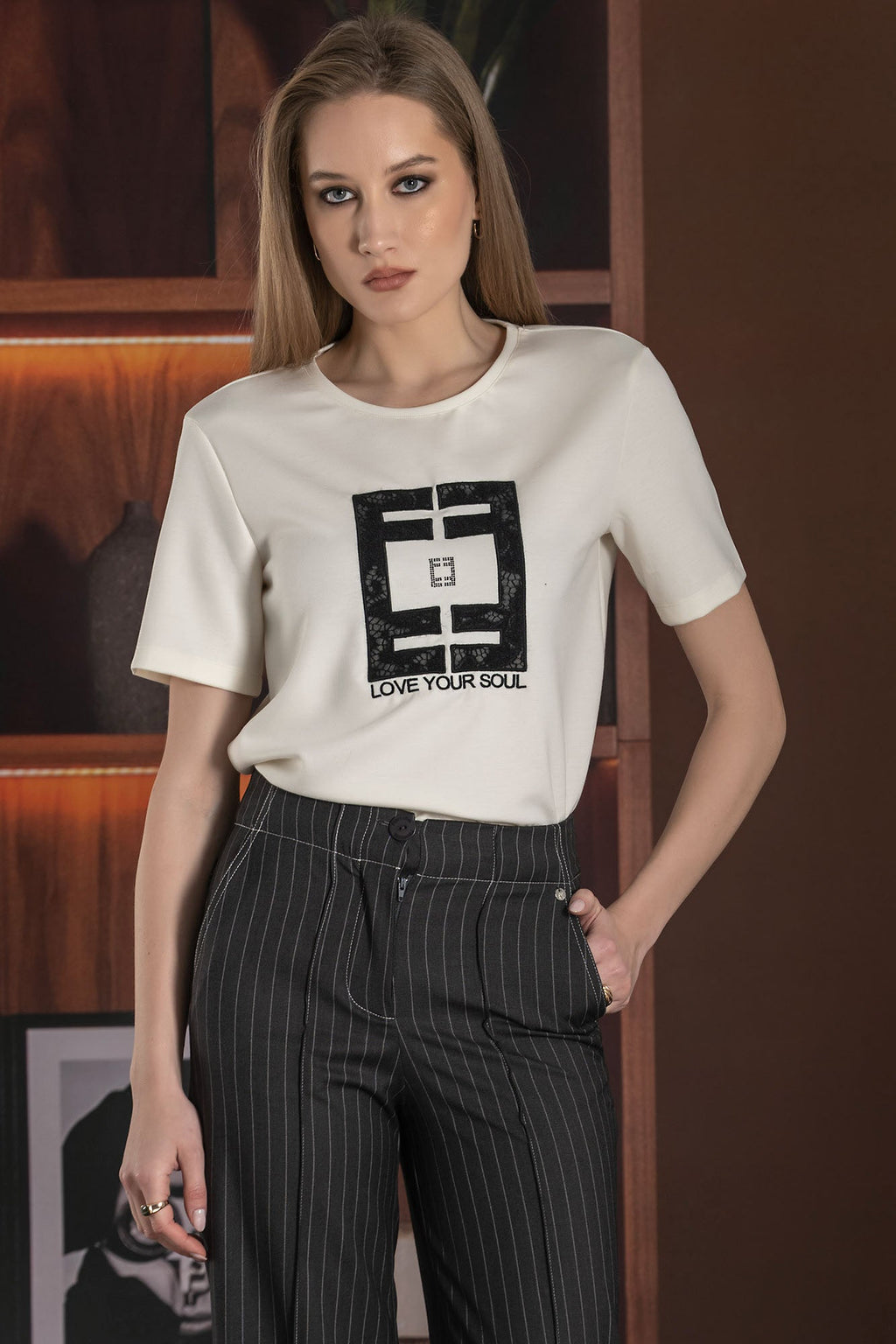 T-Shirt com Painel — Foursoul | Cru detalhe