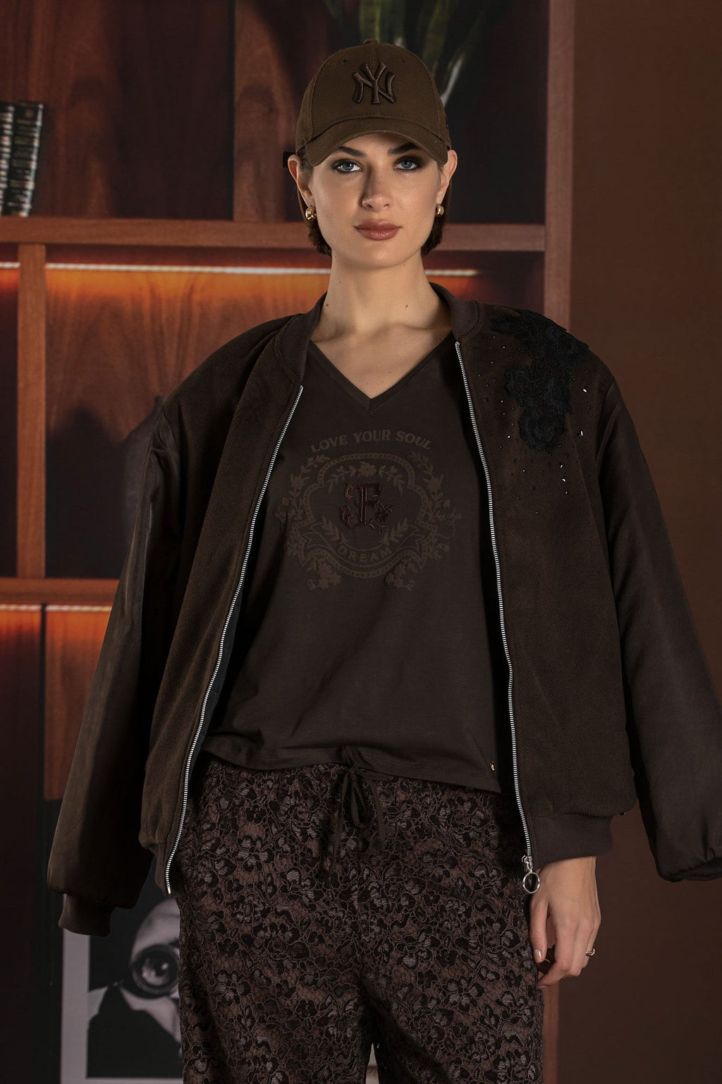 T-Shirt Urban Nomad — Foursoul | Castanho detalhe