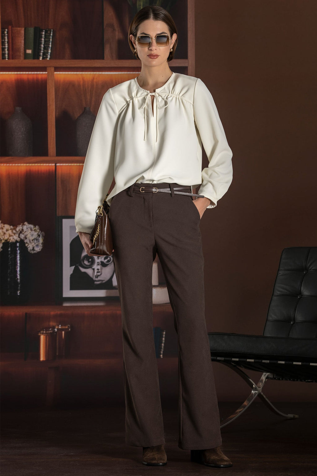Calça de Sarja com Botões — Foursoul | Castanho detalhe