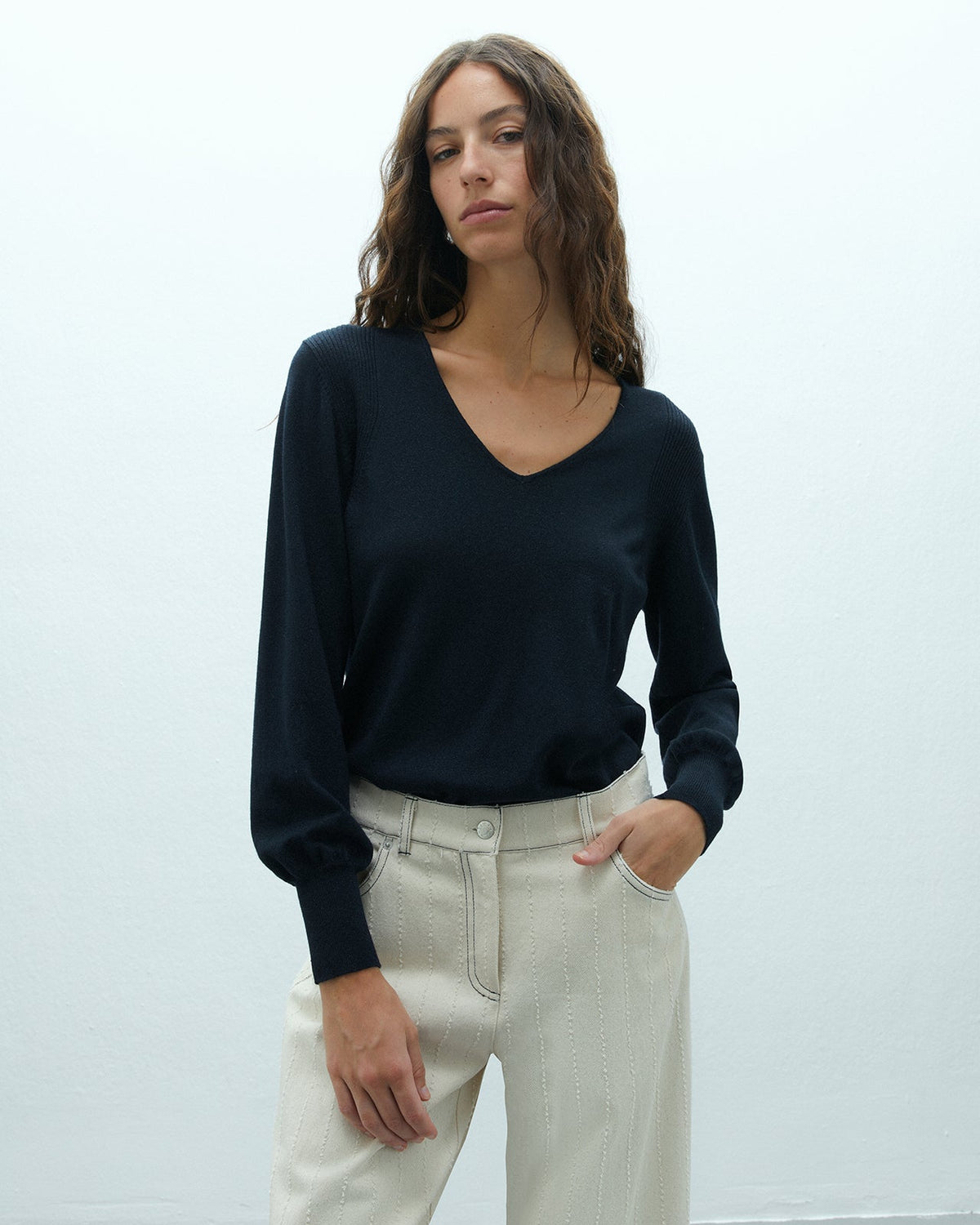 Camisola Malha Fina Decote V — Andam | Azul Marinho